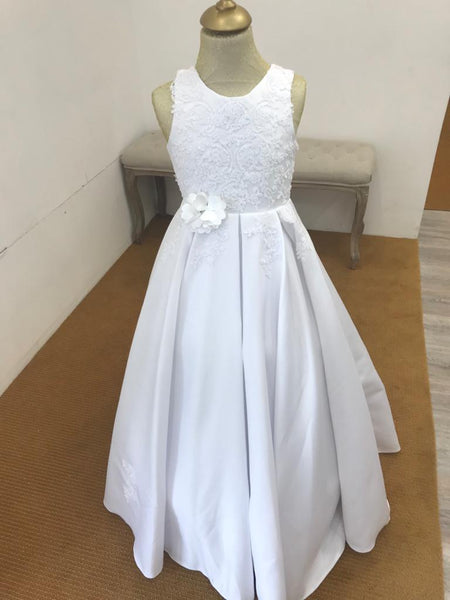 Robe enfant blanche brodée avec cerceaux