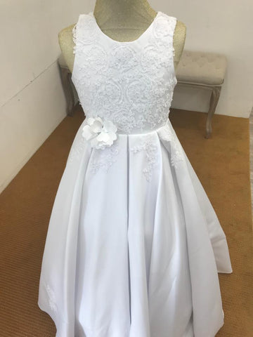 Robe enfant blanche brodée avec cerceaux